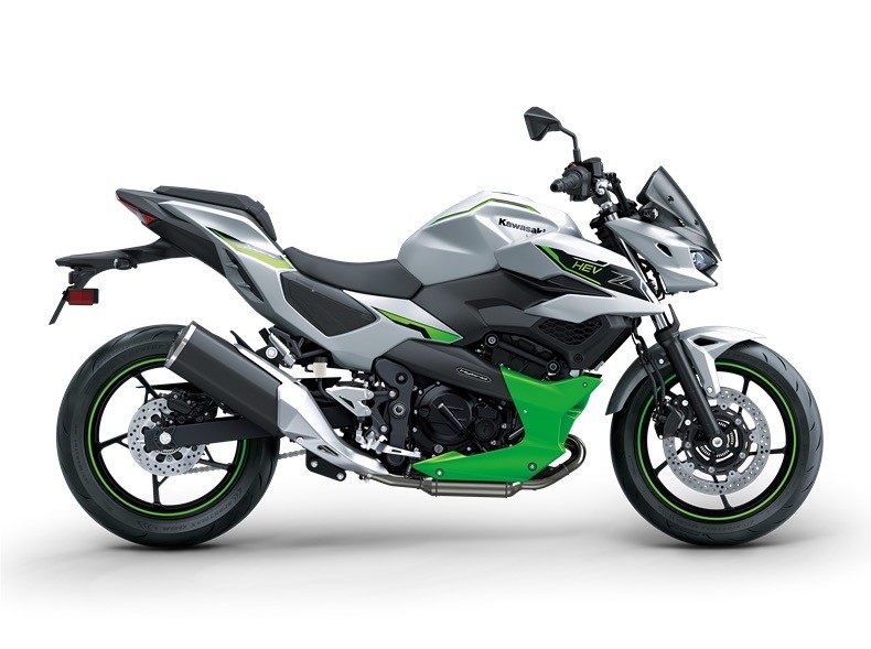 <div class='descrGalleryTitle'>Kawasaki Z 7 Hybrid</div><div class='descrGalleryText'><p>Senza dubbio la più innovativa del lotto, la <b>Z 7 Hybrid</b> è in realtà parente stretta della Ninja 7 Hybrid che è già stata provata questo autunno. Le due sorelle Kawasaki, in effetti, sono le prime moto ibride di sempre, con l’unione di un <b>motore termico da 451 cc</b> e 58 cavalli e di uno <b>elettrico da 9 kW</b>. La Z 7 Hybrid non è stata, come la Ninja, provata, ma le caratteristiche sono le medesime e le riassumiamo di seguito.&nbsp;&nbsp;</p>
<p>Può funzionare in tre differenti modalità: <b>totalmente elettrica</b>, con cambio automatico e autonomia massima di 12 km; <b>Eco-Hybrid</b>, ibrida vera e propria, con cui ottimizza spinta e consumi e sfrutta al meglio l’abbinamento tra i due motori, qui con possibilità di scegliere tra cambio automatico e manuale (manuale nel senso stretto del termine perché si aziona non con il piede ma con levette a manubrio). Infine, la<b> modalità Sport</b>, ancora ibrida ma orientata alla performance invece che alla riduzione dei consumi; è qui disponibile la <b>funzione E-Boost</b>, per tirare fuori il massimo da entrambi i motori per 5 secondi, portando la Z ad una spinta vicina a quella di un 1.000. La Z 7 Hybrid sarà disponibile dalla primavera 2024, il prezzo non è ancora stato comunicato.</p>
</div>